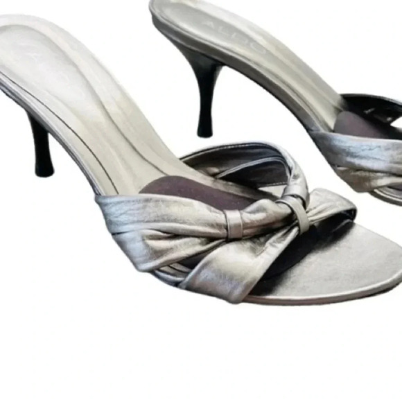 ALDO WHITE GOLD LEATHER FLIP SANDALS KITTEN HEELS BOW IN FRONT SLIP ON 39 - Picture 2 of 10